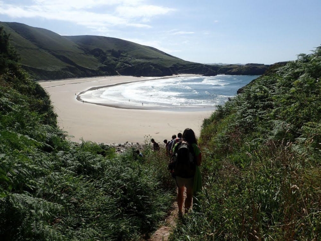  Descendant le chemin qui mène à la plage 